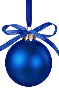 Eine glänzende, königsblaue Christbaumkugel hängt an einem blauen Satinband, das oben zu einer Schleife gebunden ist.